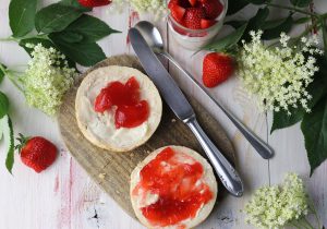 Selbstgekochte Holunderblüten-Erdbeer-Marmelade