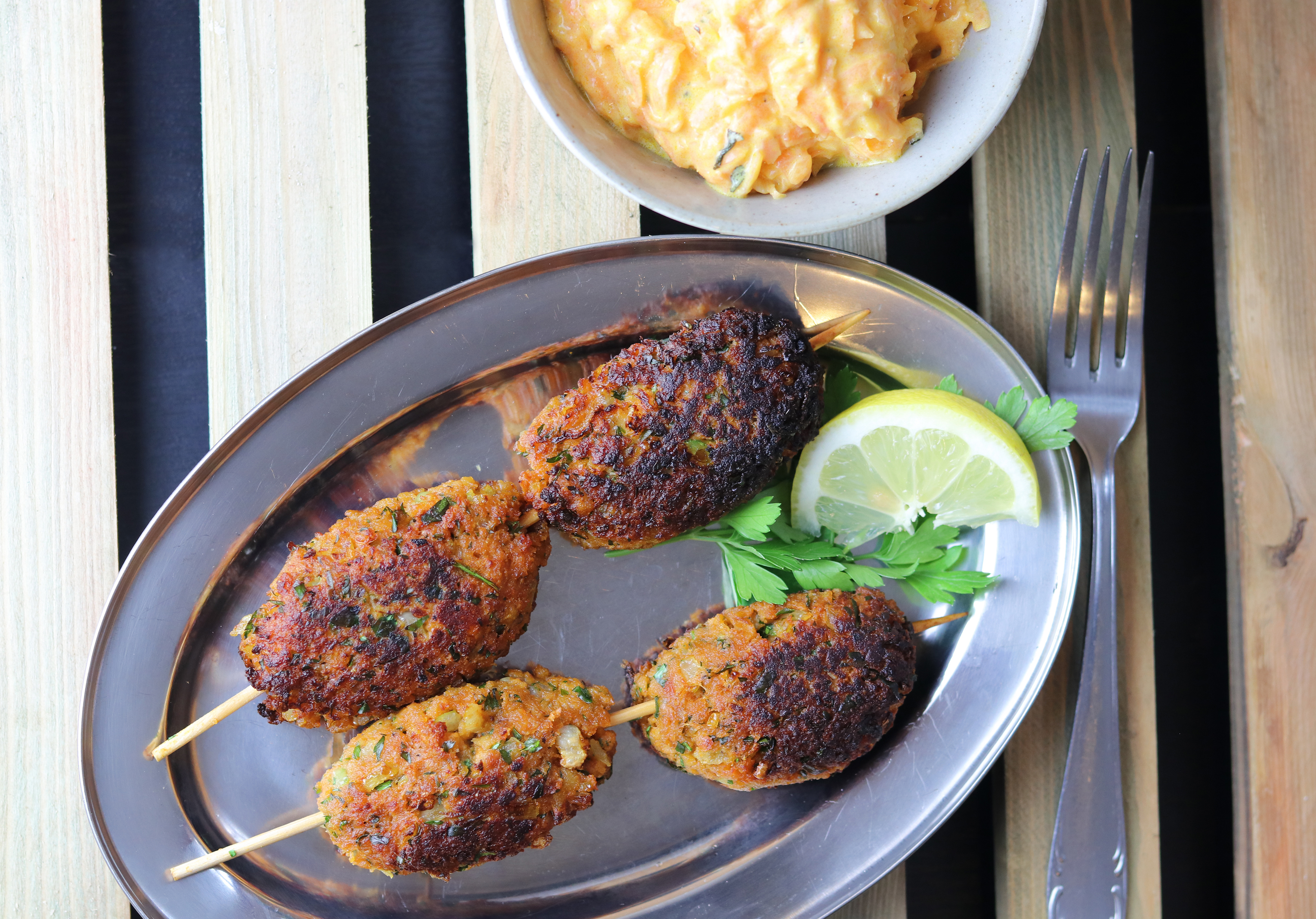 Vegane Köfte mit türkischem Karottensalat