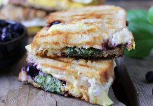 Blaubeer Grilled Cheese
