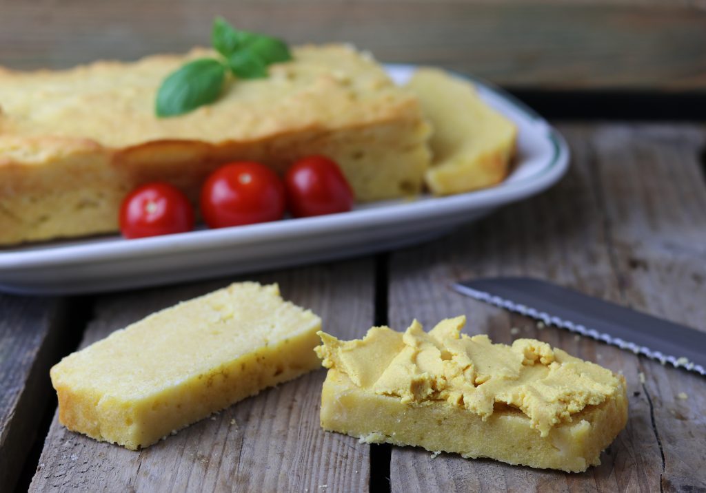 Cornbread mit veganer Buttermilch. Belegt mit selbstgemachtem, veganen Käse.