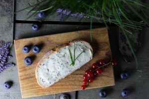 Vegane Lavendel-Kräuterbutter auf einem Brot