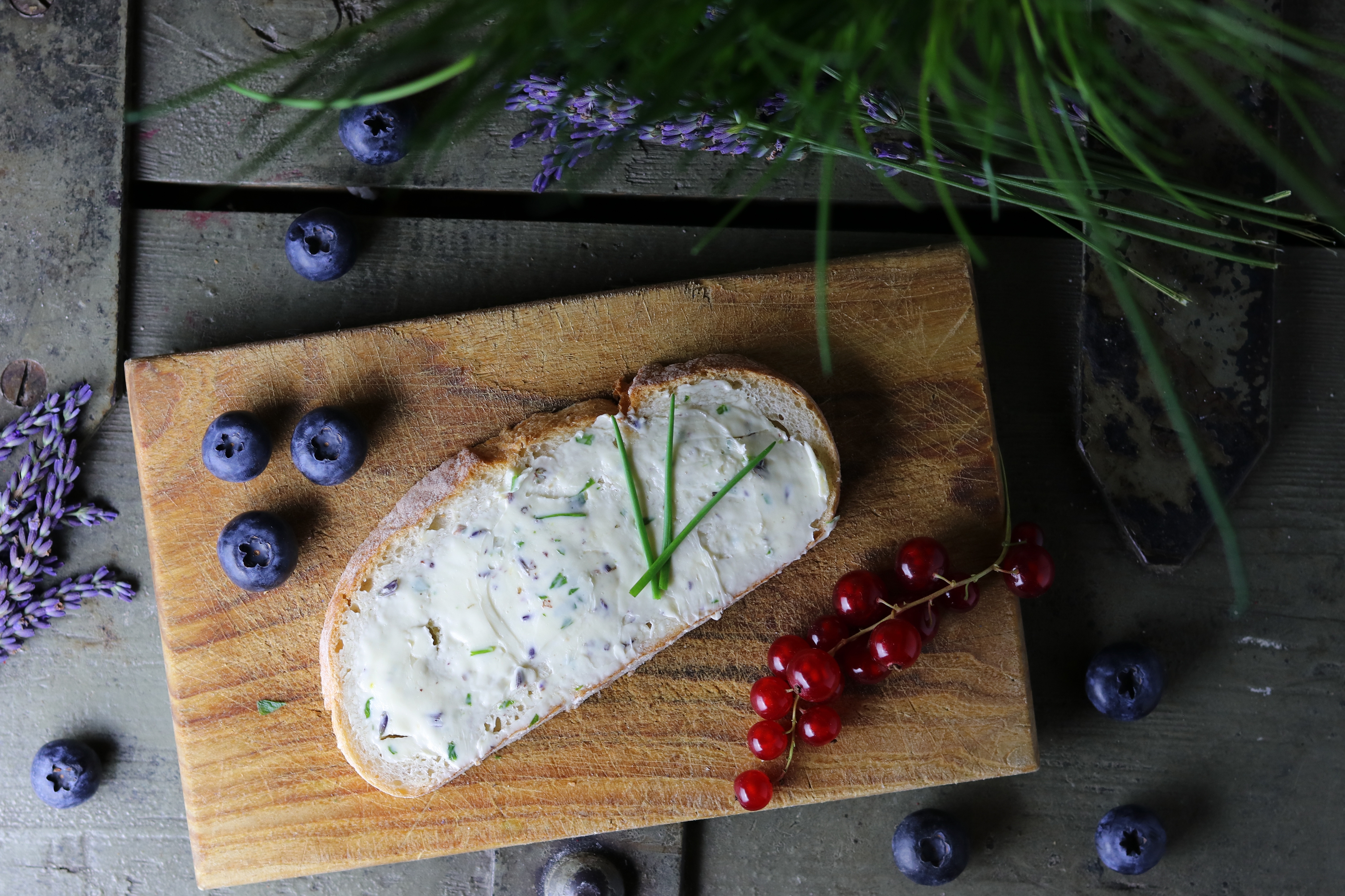 Vegane Lavendel-Kräuterbutter auf einem Brot