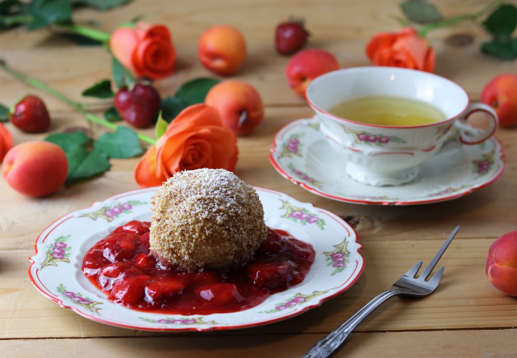 Als Krönung serviere ich meine Aprikosenknödel auf saftigem, fruchtigen, duftendem Erdbeerkompott.