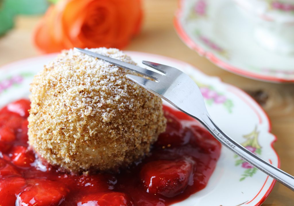 Marillenknödel (Aprikosenknödel) auf Erdbeerkompott - mit Zimt in der Kruste