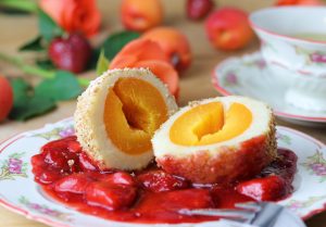 Erdbeeren und Aprikosen - ein Traum! Marillenknödel mit Topfenteig - das geht auch als veganes Rezept