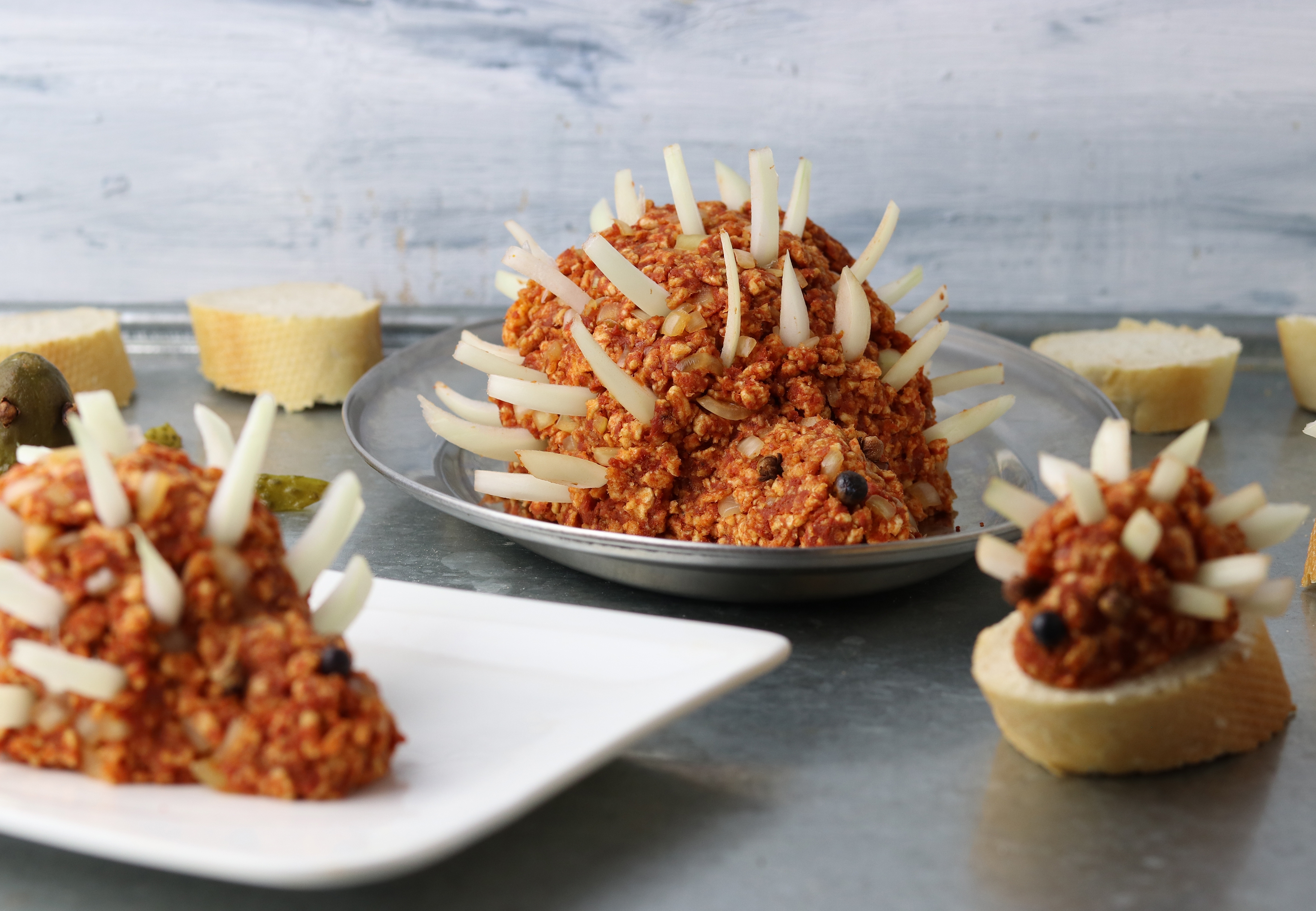 Vegane Mettigel und Brot auf einem Tisch