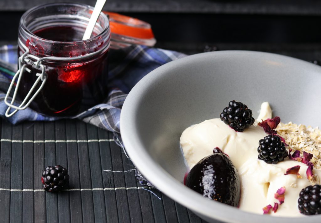 Brombeergelee auf veganem Quark mit Haferflocken.