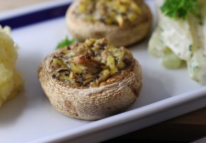 Gefüllte Champignons mit Kartoffelbrei und Rahmkohlrabi