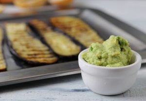 Mit Knoblauch im Dip
