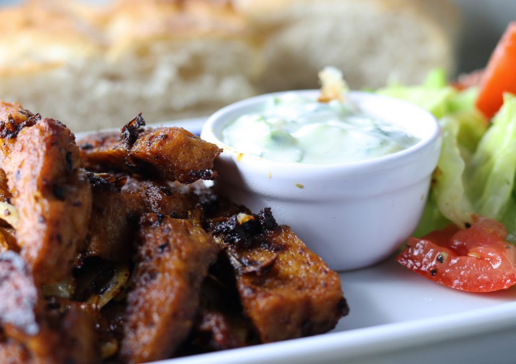 Veganes Gyros mit Fladenbrot, Tzatziki und Salat