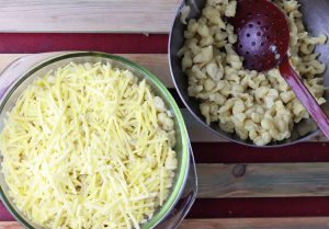 Käse und Spätzle schichten