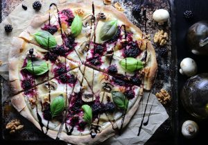 Pizza Bianca mit Brombeeren und Basilikum