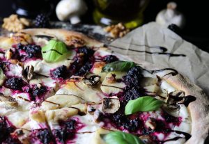 Mit Champignons und Basilikum