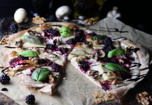 Mit frisch gepflückten Brombeeren