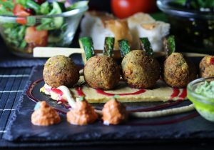 Ein bunter Mezze Teller mit vielen, leckeren Komponenten