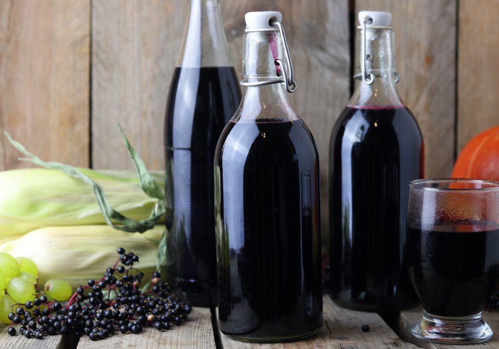 Frisch eingekochter Holunderbeersaft