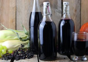 Frisch eingekochter Holunderbeersaft