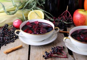Fliederbeersuppe in zwei antiken Suppenschalen.