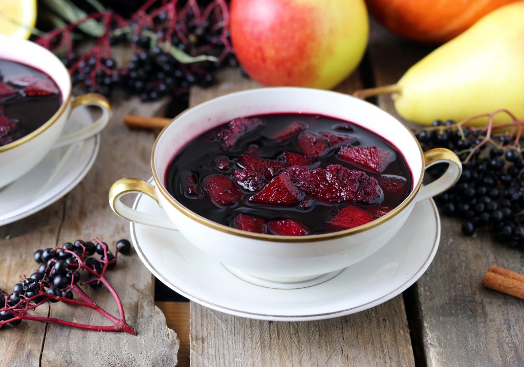 Fliederbeersuppe in zwei antiken Suppenschalen.