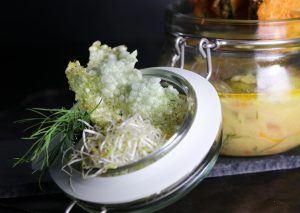 Gepffte Tapiokacracker als Beilage