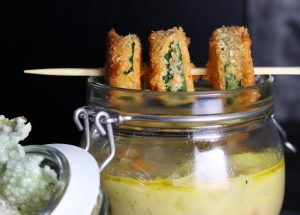 Mit Zucchinespießen