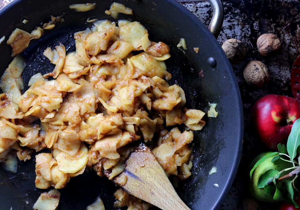 Zubereiten des Apple Pie Toppings in der Pfanne