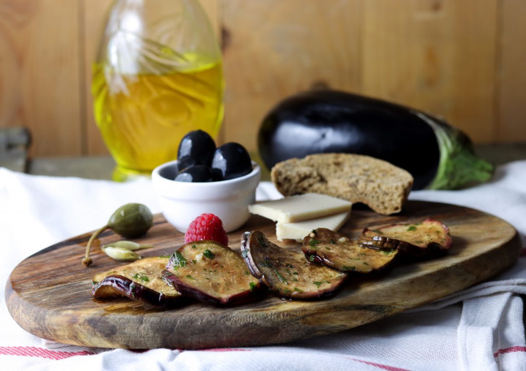 Eingelegte Auberginen, mit gutem Olivenöl, Knoblauch und frischer Petersilie.