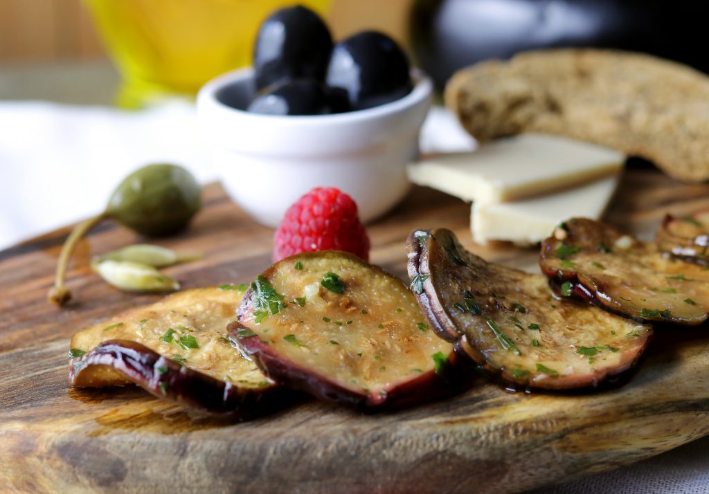 Bei einer Mezze-Platte kommen alle am Tisch zusammen. Eingelegte Auberginen passen perfekt dazu.