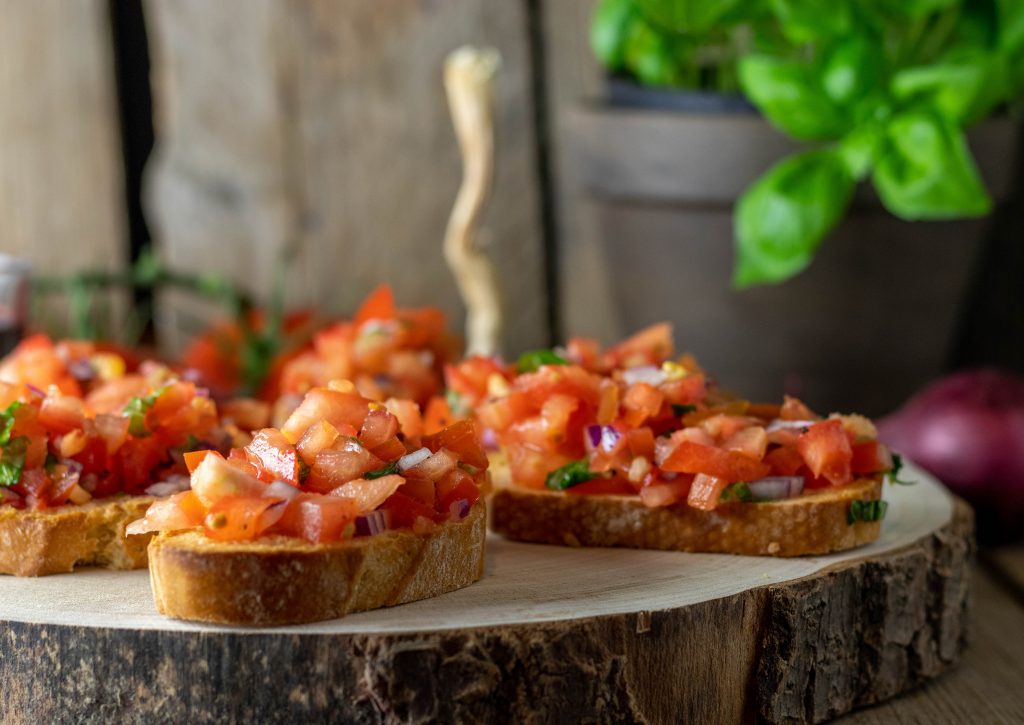 Original italienische Bruschetta mit Tomaten und Knoblauch