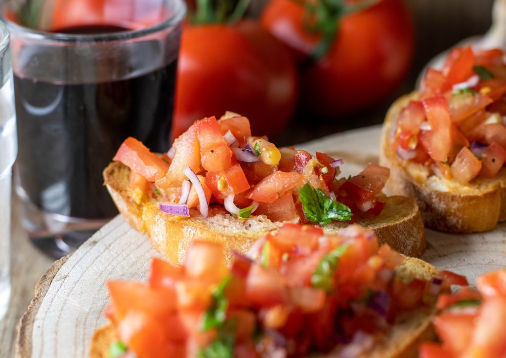 Bruschetta: frische Tomaten auf knusprigem Brot
