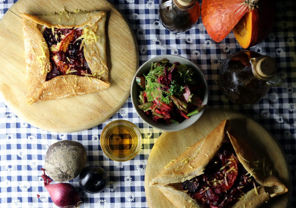 Herzhafte französische Pfannkuchen - köstlich und herbstlich belegt