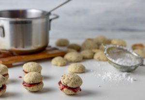 Mit Marmelade bestreichen
