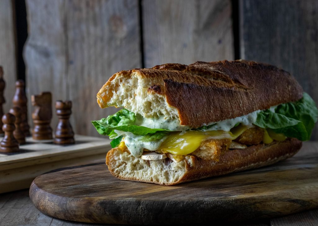 Baguette mit veganem Schnitzel, Käse und Remoulade