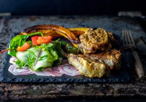 Lecker mit Salat und Gemüse