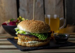 Vegeburger mit Creamy Mustard Dressing