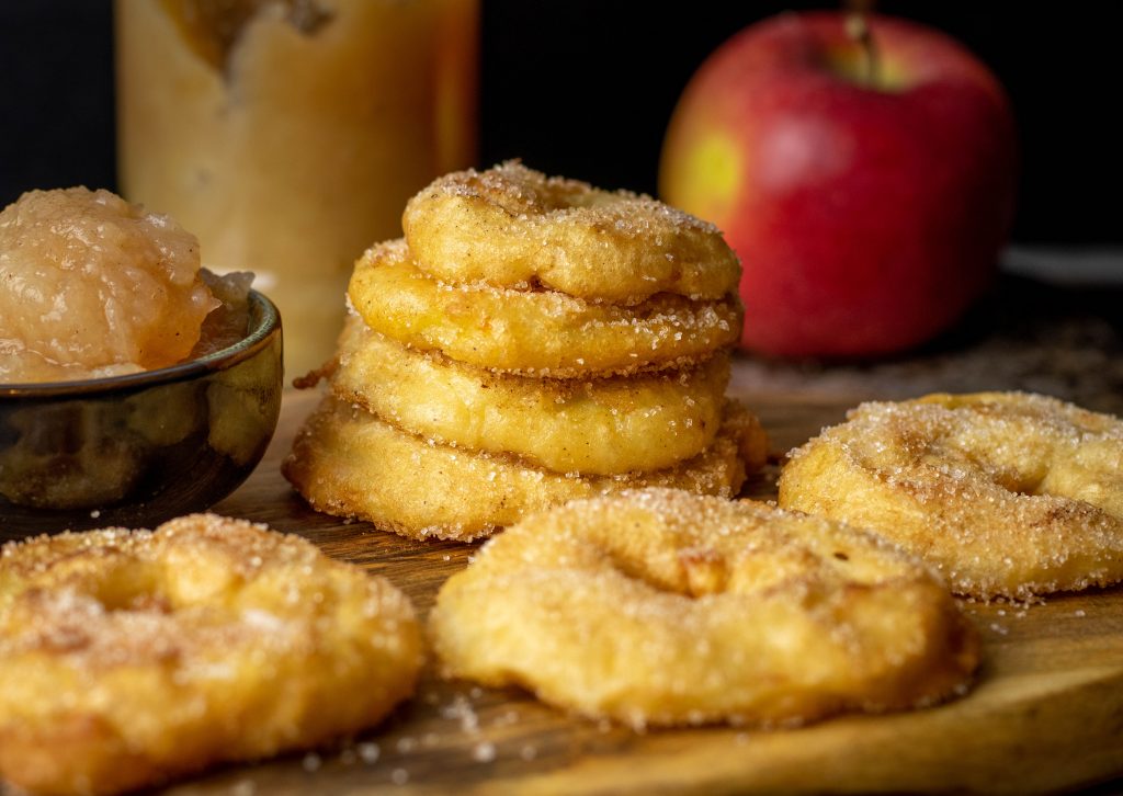 Ausgebackene Zimt-Apfel-Ringe, regional auch Apfelküchle, Apfelküchlein, Apfelradl, Apfelkücherl, Apfelbeignets oder Apfelkrapferl genannt
