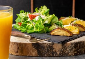 Salat mit veganer Entenbrust