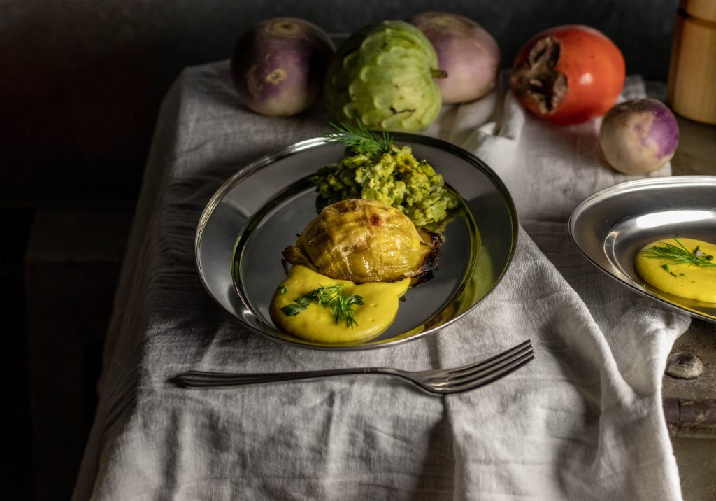 Lauchpäckchen auf Sauce Béarnaise an dicken Bohnen in veganer Dillbutter