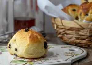Frische Rosinenbrötchen