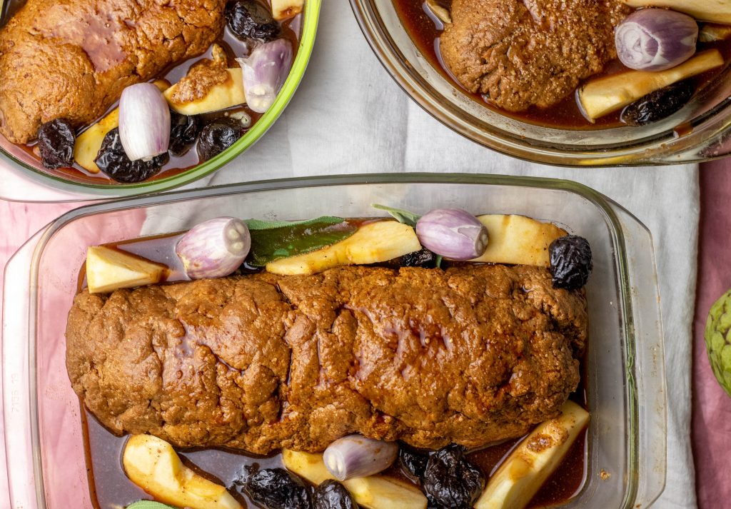 Der Braten ist geformt, die Sauce angeröhrt. Nun ist der Seitanbraten bereit für den Ofen.