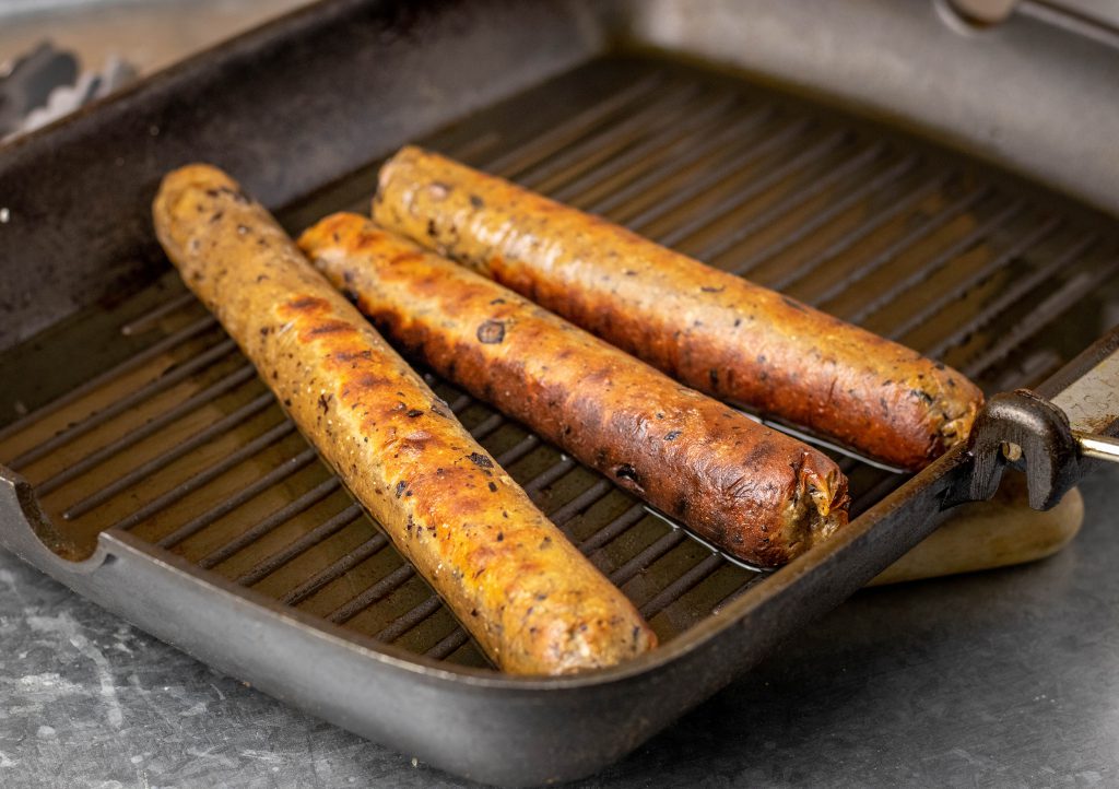 Thüringer Bratwurst. Braten in der Grillpfanne gibt schöne Röstaromen
