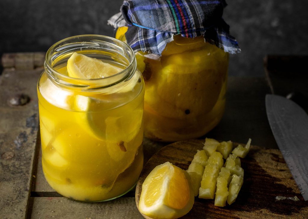 Marrokanische Salzzitronen. EIngelegt im Glas und frisch aufgeschnitten.