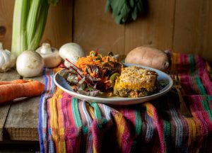 Süßkartfoffel-Linsen-Sheperd's Pie - vegan,auf einem Teller mit Salat