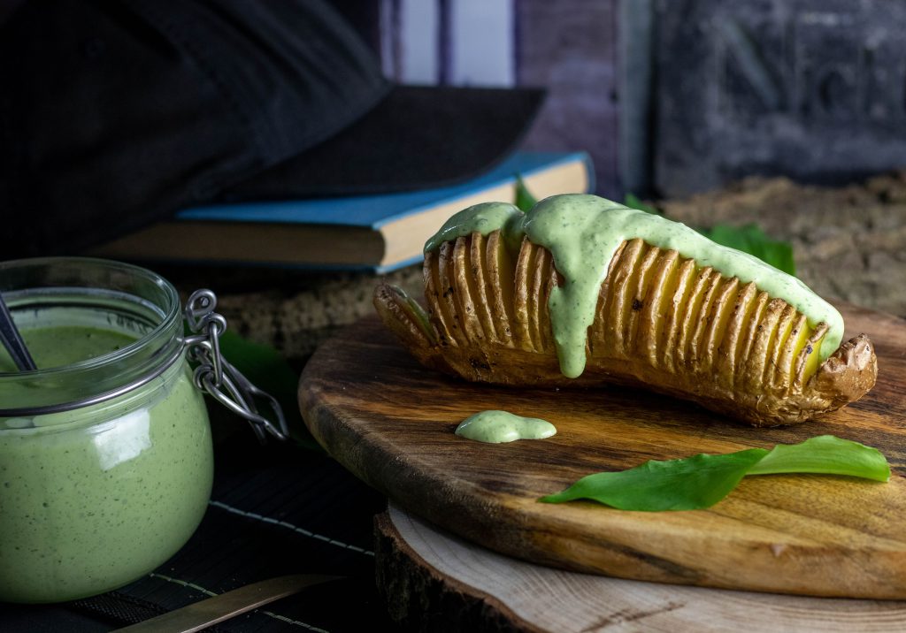 Bärlauch Aioli auf Hasselback Kartoffel.