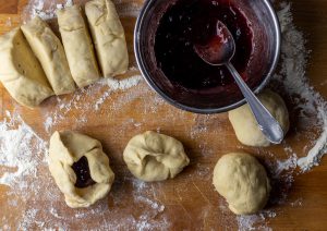Füllen der Germknödel