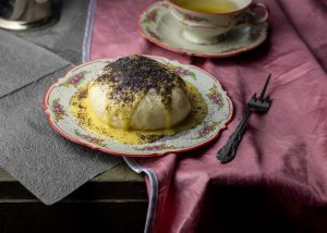 Germknödel mit Vanillesauce und Zuckermohn