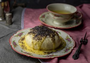 Germknödel mit Vanillesauce und Zuckermohn