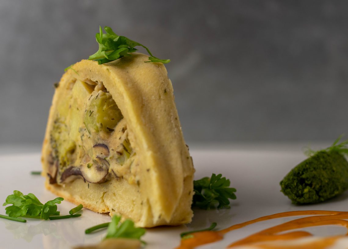 Veganer Pot Pie mit Pilzen und Brokkoli - ein Stück auf einem Teller.