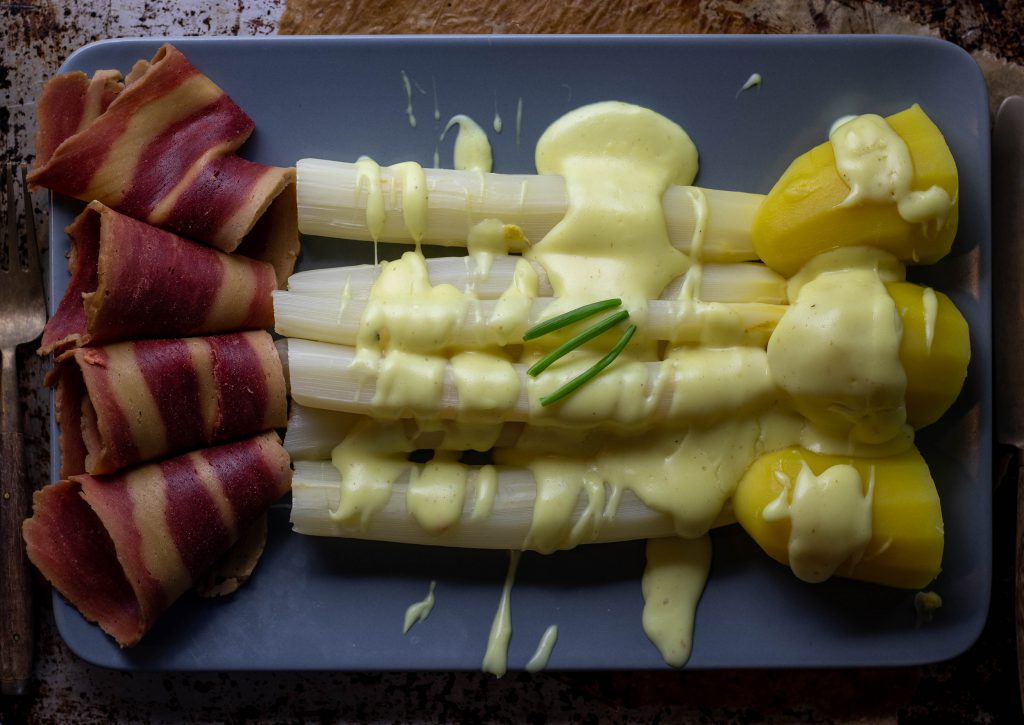 Meine Hollandaise schmeckt genau wie ein sehr gutes Original, ist aber rein pflanzlich, so dass auch wir Veganer*innen dieses leckere Gericht genießen können.