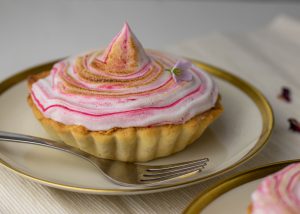 Baiser auf zarter Rhabarbercreme